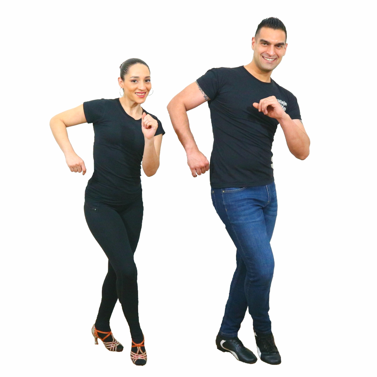 Bailando salsa en pareja en la sala de ensayo